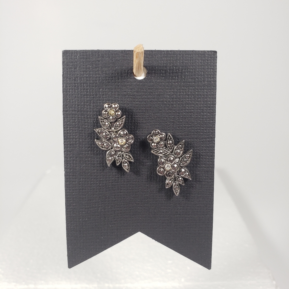 VINTAGE AVON Ultra Classy Floral Earrings - Picture 2 of 3